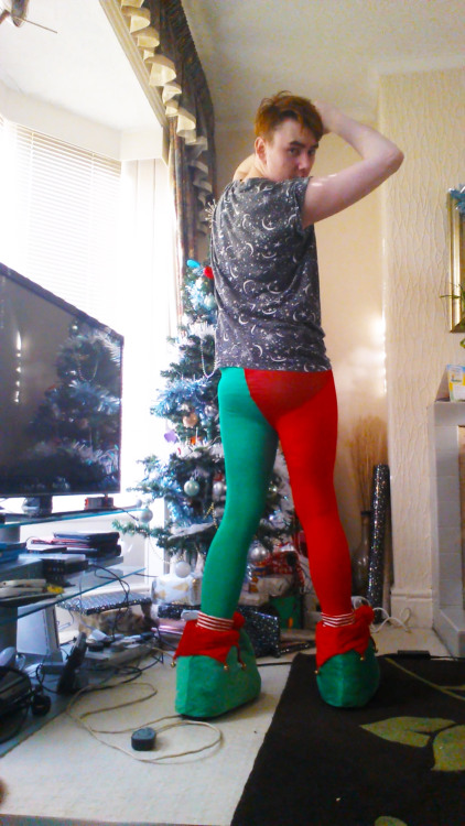 orangehares:  Elf-ification?I just really like dressing up. The festive spirit is possesing me.There is still a hat to come as well,   I am massively getting into the christmas spirit this year. I am now an elf apparently. Imagining the spirit of Christma
