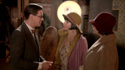 Miss Fisher’s first outfit of “Framed for Murder” (Season 2, Episode 9) is a suitably vibrant daywea