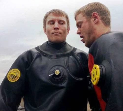 rubberbikerlover: guysinrubberdrysuits:  Rubber Divers &amp; Drysuit from the Web 3889  mmmmm i 