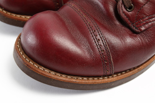red-wing-shoes-taiwan:  Red Wing - Work Heritage, Munson Iron Range #8012 in Burgundy “Settler” Leather. 昨天為大家所介紹了Dr. Munson Boot，今天則是為大家介紹13-14秋冬所推出的Munson Iron Range。這個鞋款的特色方面在於結合了Munson