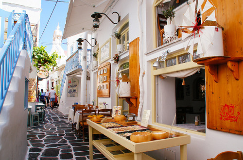 Local shops on the streets of Mykonos, Greece (by TOTORORO.RORO).