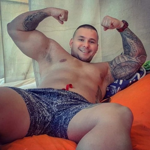 musclesandbulges:@bulkmuscle3 #musclebear #hugeman #285lbs #lats #bigchest #bigarms #gaybodybuilder 