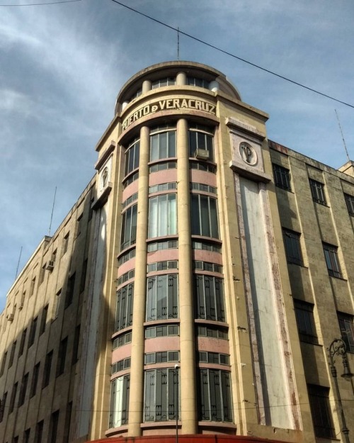 Al Puerto de Veracruz. #AlPuertodeVeracruz #architecture #artdeco (at El Palacio de Hierro, S.A. de 