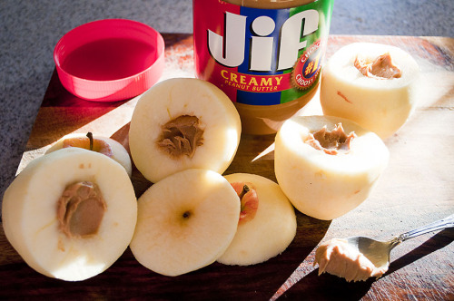 thecakebar:  Peanut Butter stuffed Caramel Apples Tutorial These are awesome cuz you have to wrap them in pie crust! they’re like mini pies but served in real apples!!! You also use the crust to make autumn leaves as decorations!    Mmmm 