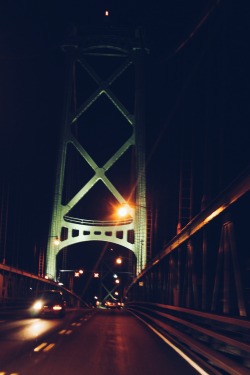 whilst-i-wander:  Sur le pont la nuit. Sara