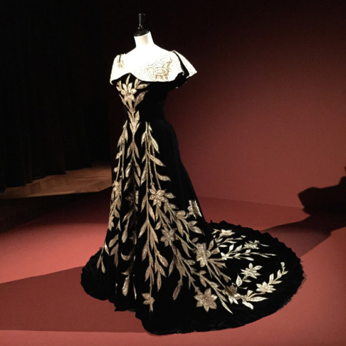 costumeloverz71: This is the “Lily Dress” (circa 1896), made for the Countess Greffulhe and attribut