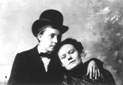 kristalknobb: Female Michigan couple, early 1900s. Courtesy Lesbian Herstory Archives