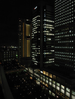 isaykonnichiwa:  SHINAGAWA EVENING by G O L D T O P on Flickr. 