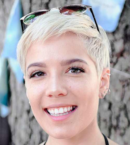 dracosharry: 31-32 of ∞ pictures that prove that Halsey is a Young God.