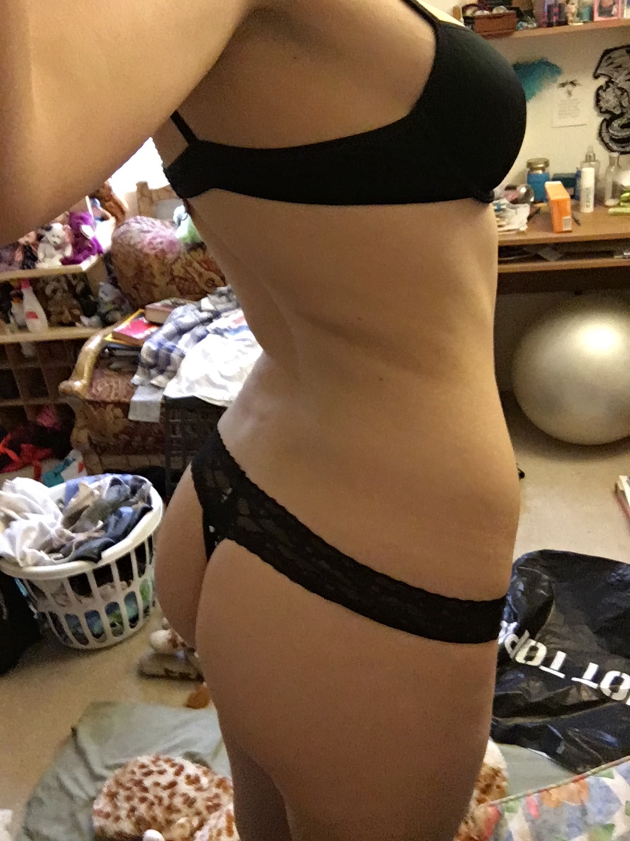 princesse-de-soumise:  Getting ready to leave. Ignore my messy room XD