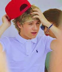 punkeddirections:Things we love about Niall: his snapbacks