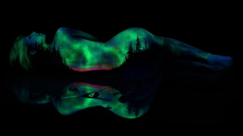 allstarsandconstellations:  Astounding fluorescent body painting revealed through the use of black light, by John Poppleton.