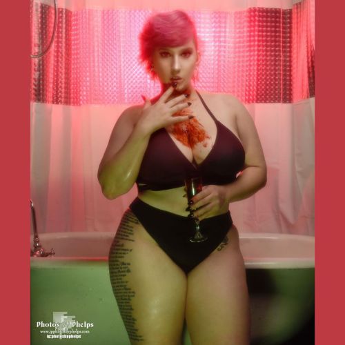 Have a great morning with a delicious Bloody Mary….. #photosbyphelps #curves #thick #halloween #shorthair #vampress #redeyes #thickgal #nikon #glamour #blood #imakeprettypeopleprettier  www.jpphotosbyphelps.com  (at House of Photography Studio)