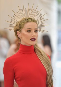 finofilipino: Cuando te invitan a la MET Gala y dejas el outfit para el último día. Amber Heard, fan de bricomanía. @sarahmcgbeauty. 