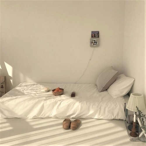 grizzlbaer: why does not having a bed frame look so aesthetic…. imma have to ditch my bunk be