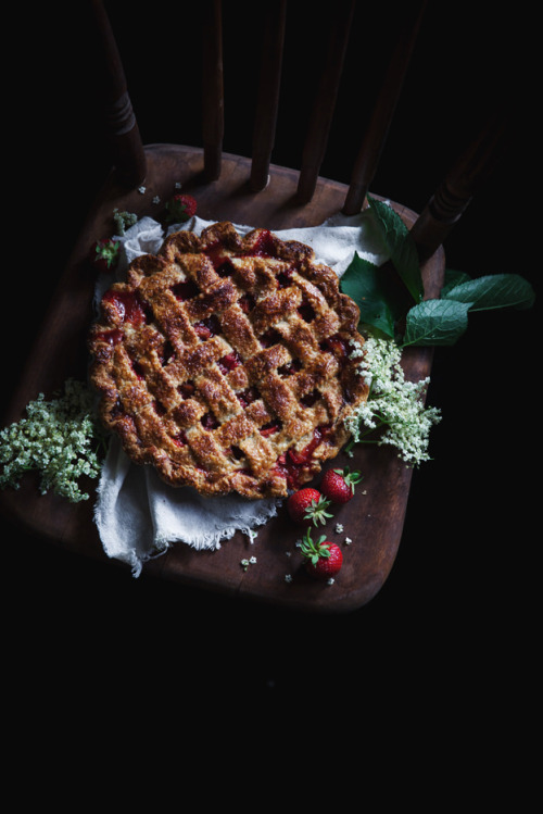 sweetoothgirl:STRAWBERRY RHUBARB PIE WITH ELDERFLOWER