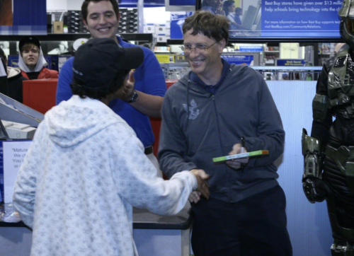 Bill Gates selling the first copy of Halo 3 at a Best Buy (2007)