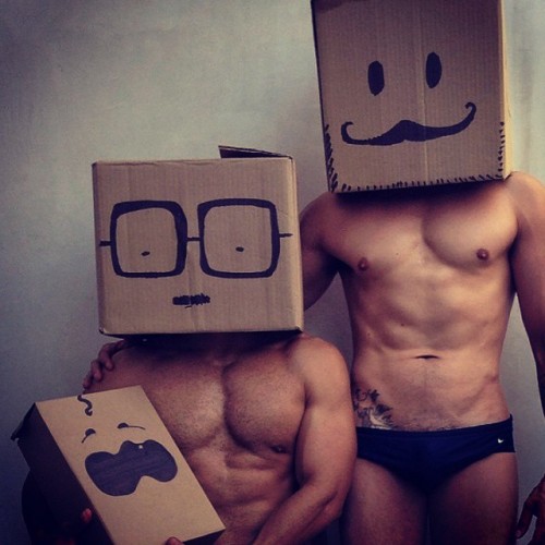 mansexfashion:Modern Family!   #ManSexFashion #MisterMaciste #NewFamily #SameLove #Pride #MuscleMan #InsideTheBox #GayActivism #Mustache  #Homoerotic  #TwoDaddys  (em www.mansexfashion.tumblr.com)