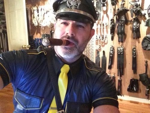 mrkristoferweston:  blago1212:  Sexy!!!!😘😍   My fucking sexy Coach in all his Leather!  Daddy