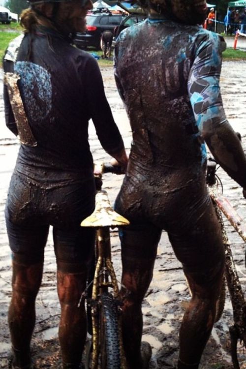 topgirlsonbikes: bumsandbikes:  Bums and Bikes, check it out and follow  Cyclocross: do it for the m