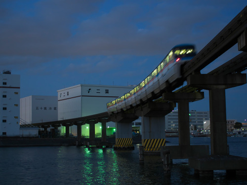 kanoisao:疾走旅に疲れた人々を乗せ、夜の港を疾走する。kiphotolog.exblog.jp/24925846/