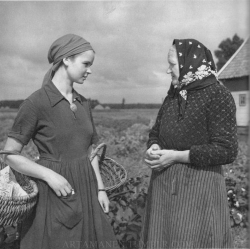 The farmer’s wife and her young helping handPhoto: Hans Retzlaff, “Arbeitsmaiden am Werk