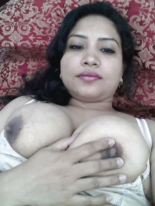 desipussys:  aunty is cutee or fukable?