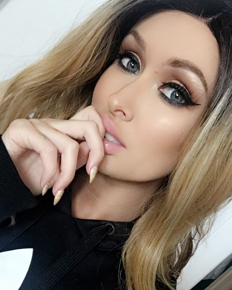 amateur-implant-pics: DARTHLUX A good bimbo can look good with any kind of hair.