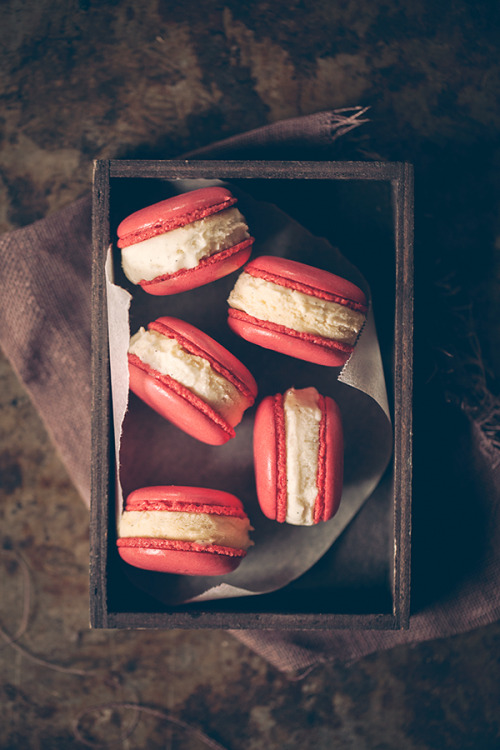 noperfectdayforbananafish: (via Macarons glacés vanille et framboise – Crokmou)looks sooo deliciou