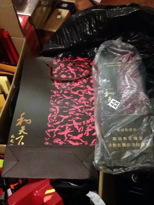 f545954150: 软中200、荷花150、木盒1916 260、木盒九五之尊260、木盒和天下260，马上过年了，确定不来两条？送礼、走亲访友必备，两条以上送礼袋，数量有限，晚了可就没了！