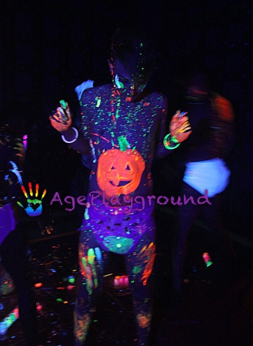 little-bratty-sloth:  ageplayground:  Glow in the dark/ Black-light Twister was EPIC!!!!  Wah!! Where was this??!!