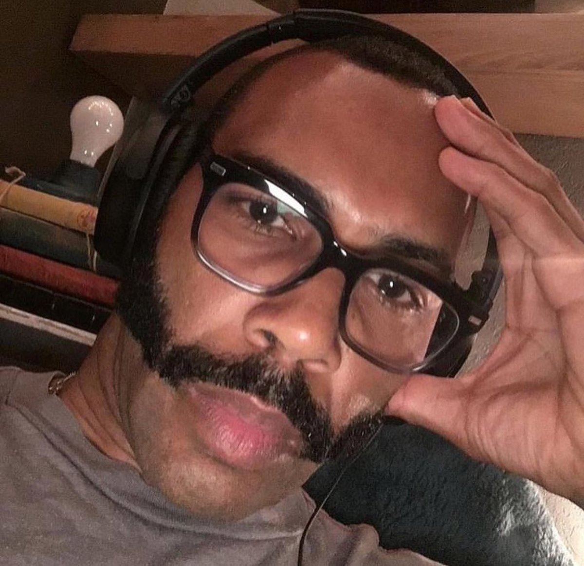 shewithit:  momentarily-insane:  imsoshive:    Wtf  Drake’s dad?