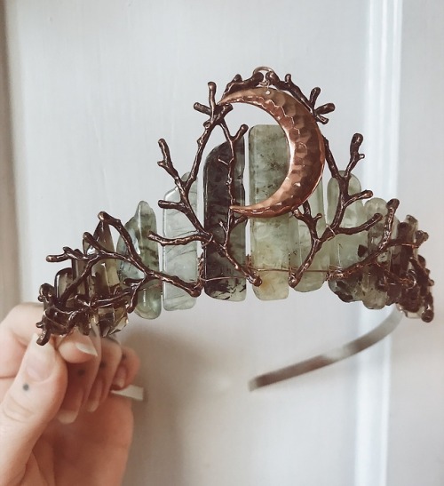 brytning: sosuperawesome: Crystal Crowns Owisteria on Etsy See our #Etsy or #Crowns tags I need to d