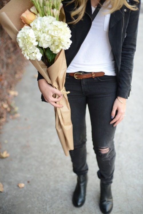 minxtress:  White blooms in brown paper, black on black outfits, cupcakes and cashmere…. just a few of my favourite things. 