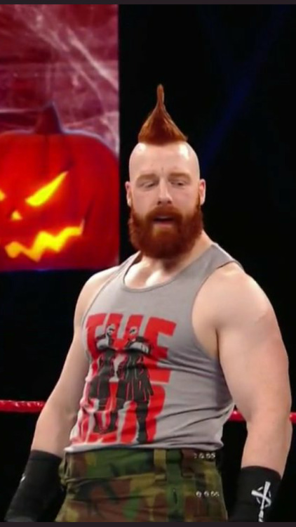 deidrelovessheamus:  Here’s a few more close ups of Sheamus from Raw last night just because he looked 😋