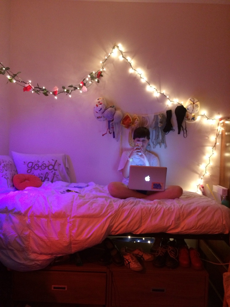 vijuals:  2 girls chillin 