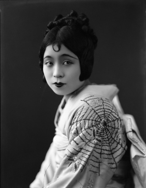 bookoffixedstars:Miyoshi Sugimachi, Japanese prima donna. She sang on Seattle radio stations from 19