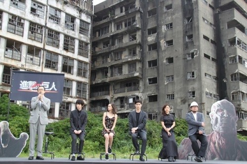 More images from the SnK live action cast + director’s return visit to Hashima/Battleship Island (Key set of the live action films), featuring Miura Haruma (Eren), Mizuhara Kiko (Mikasa), Hongo Kanata (Armin), Ishihara Satomi (Hanji), and director Higuchi