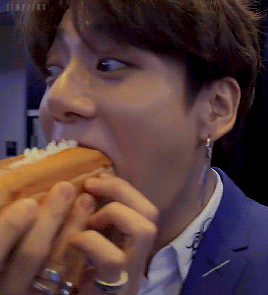 tinyjjks: jungkooks eyes light up when he eats hotdog 