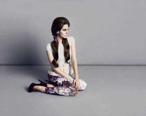 Lana Del ReyFollow celebrity-legs-and-heels.tumblr.com/ for more!(via lana-del-rey-hm-6.jpg (