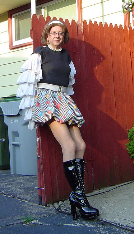 fullsliplover69: Wow Didi, those are fancy boots, made for snow use too?  You have very lovely legs