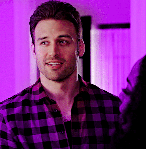 thatonetyguy:  anaels:Eddie Diaz  | 911 ▸ 2x04 “Stuck”   😍