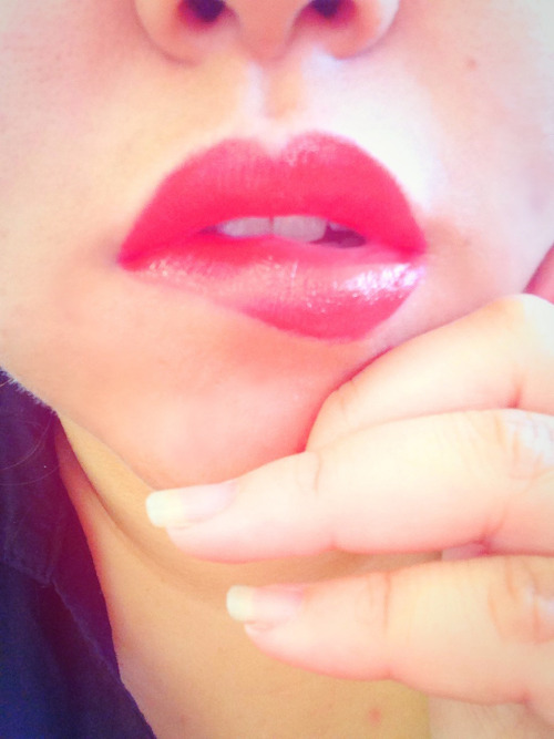 fuckmylittlecunt:  yup. lip spam. mmm id love to put something between my lips. 