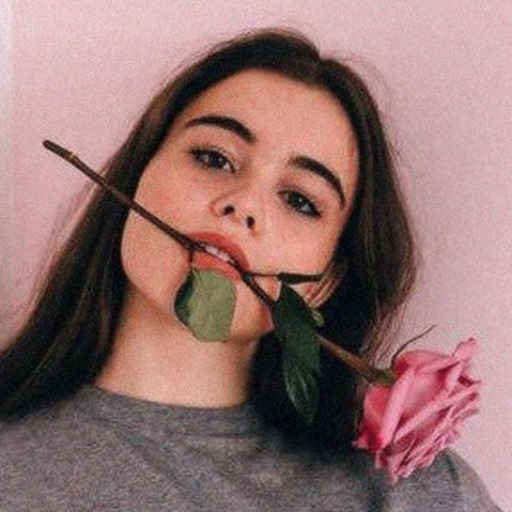 enflorarei:  “Cara, ela nem quer ser bonita, mas ela é, sabe? E fica sorrindo daquele jeito absurdo, como se não soubesse o que tá fazendo com a gente.” — Soulstripper.   