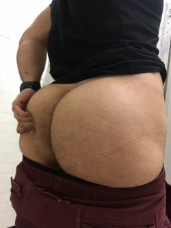 trunklegs:  alexanderwilliamhot:I can sit my musky ass on your face? 💪✊💦🖐👊🐂👅 Fuck that’s a sexy ass. Yumm.