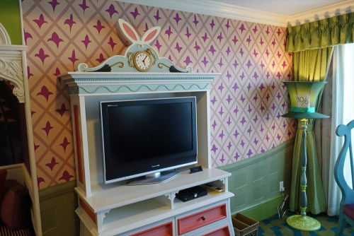 tinkeperi:Tokyo Disney Resort: Alice in Wonderland room:)