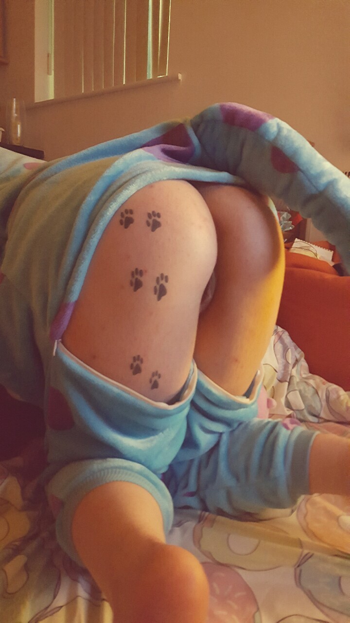 naughtygamerslife:  He loves to fuck when i play games ^.- xxxxxxx