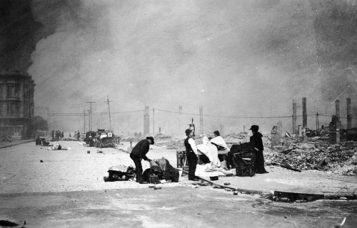 Photos of the 1906 San FranciscoEarthquake:View northeast from City Hall.Souvenir hunters, who in th