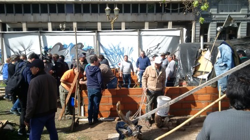 clarincomhd:  Ex soldados de Malvinas construyen un refugio de ladrillos en Plaza de Mayo para hacer oír su reclamo.Desde hace 7 años, mantienen el acampe más largo de la historia. Ahora llegaron con camionetas con larrillos y cemento y empezaron la