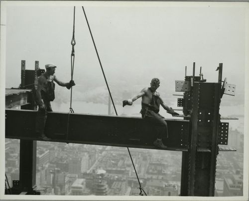 PHOTO - The construction of the Empire State Building. l Via Buzzfeed.